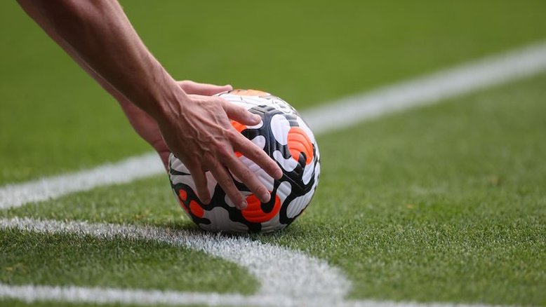 Jogador posiciona bola para cobrança de escanteio em partida da Premier League