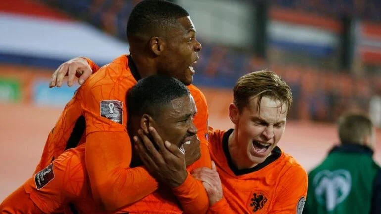 Gols de Bergwijn e Depay selam classificação da Holanda para a Copa do Mundo