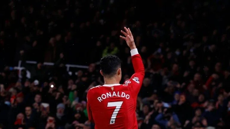 Cristiano Ronaldo ultrapassa 800 gols ao marcar duas vezes em vitória do United sobre Arsenal