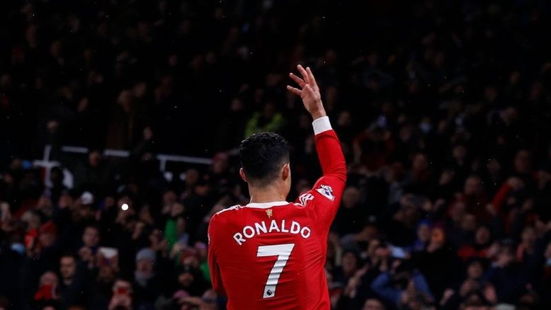 Cristiano Ronaldo ultrapassa 800 gols ao marcar duas vezes em vitória do United sobre Arsenal