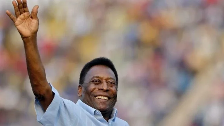 Pelé acena antes de partida de futebol em Nova Délhi