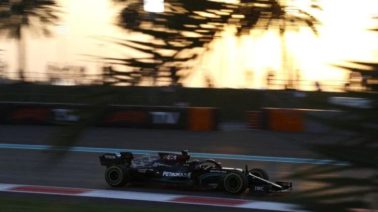 Hamilton leva vantagem sobre Verstappen em treino para confronto em Abu Dhabi