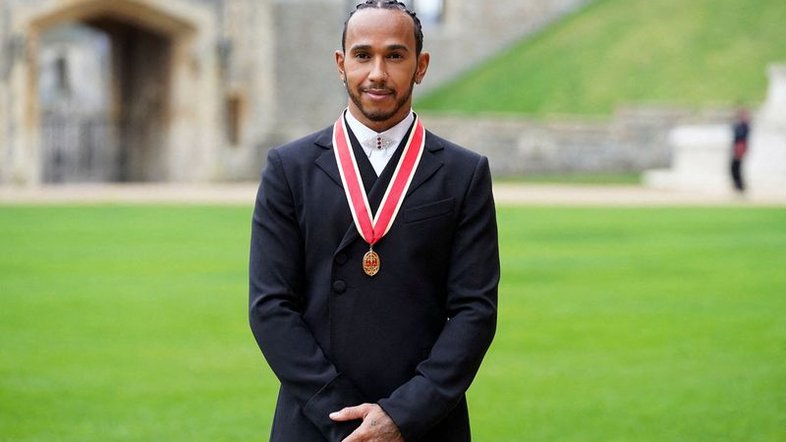 Heptcampeão da F1, Hamilton recebe título de cavaleiro