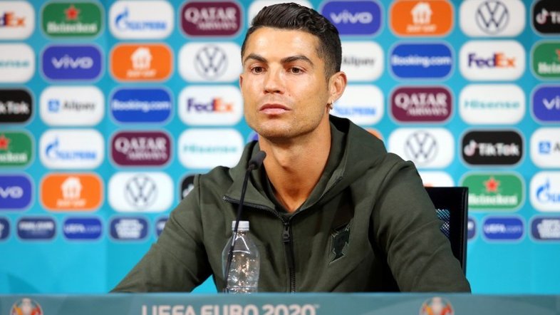 "Beba água!": Cristiano Ronaldo retira garrafas de Coca-Cola durante coletiva da Eurocopa