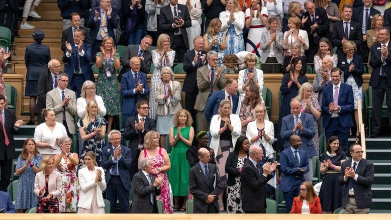 Cientista de Oxford responsável por vacina contra Covid-19 é ovacionada em Wimbledon