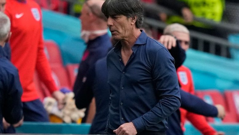 De saída, Loew é responsabilizado por eliminação da Alemanha na Euro