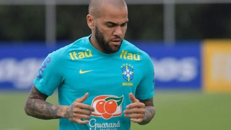 Daniel Alves fica fora da lista de relacionados do Barcelona na Liga Europa