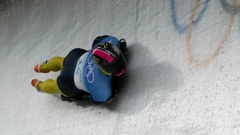 Atleta ucraniano do skeleton usa holofote olímpico para pedir paz em seu país