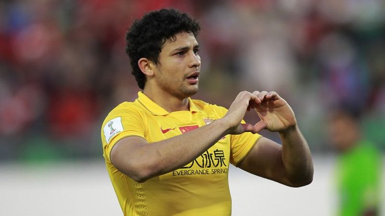 Time chinês Guangzhou confirma saída de quinteto brasileiro