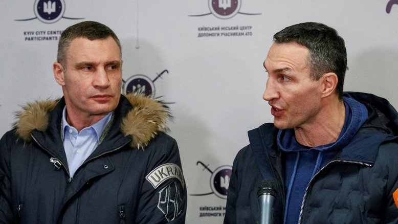 Irmãos Klitschko prometem pegar em armas e lutar pela Ucrânia