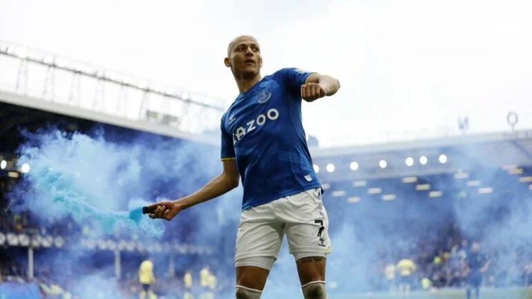Richarlison é denunciado por conduta imprópria por incidente com sinalizador