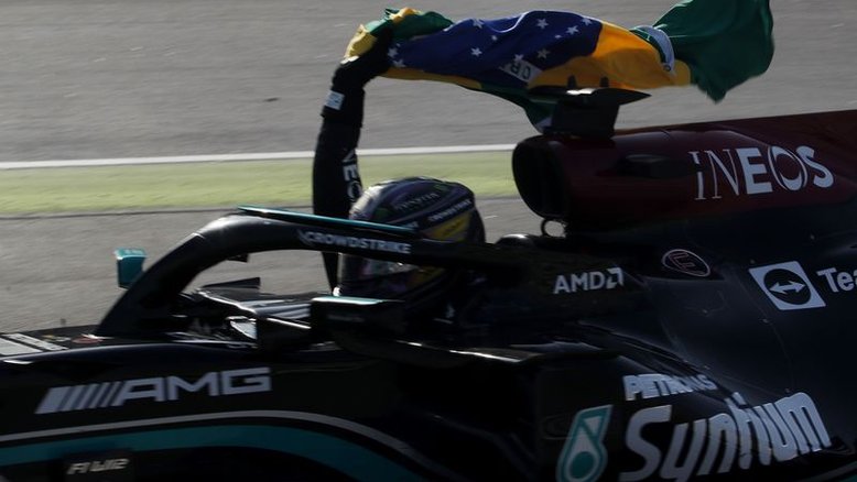 Lewis Hamilton recebe título honorário de cidadão brasileiro
