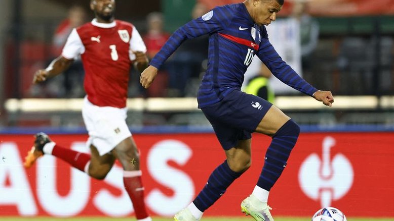 Mbappé sai do banco de reservas e garante empate para a França contra a Áustria