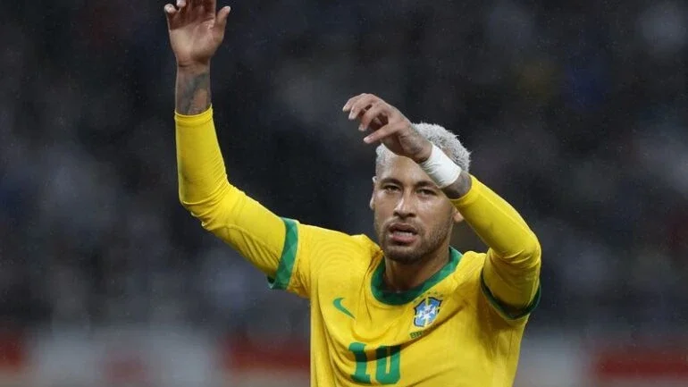 Avião de Neymar faz pouso não programado em Roraima por problema no para-brisa