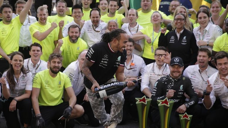 Hamilton rebate comentário racista de Piquet