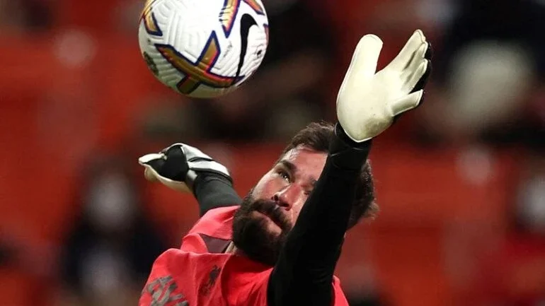 Alisson e Diogo Jota desfalcarão Liverpool em final da Supercopa da Inglaterra contra Manchester City