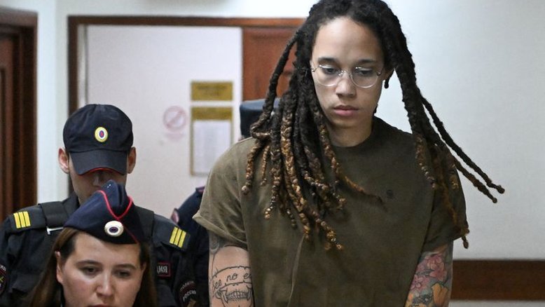 Becky Hammon, técnica que já foi uma estrela na Rússia faz apelo para que Putin liberte Brittney Griner