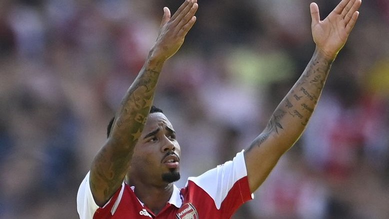 Gabriel Jesus estreia no Arsenal com 2 dois gols em vitória sobre Leicester