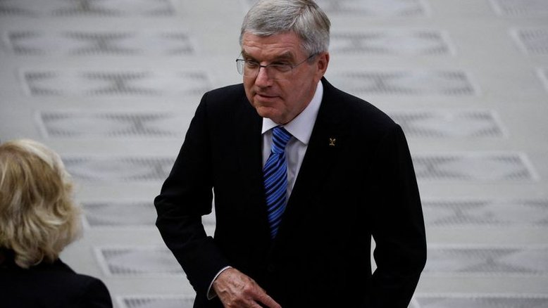 Atletas olímpicos russos que não apoiam invasão da Ucrânia podem voltar a competir, diz presidente do COI