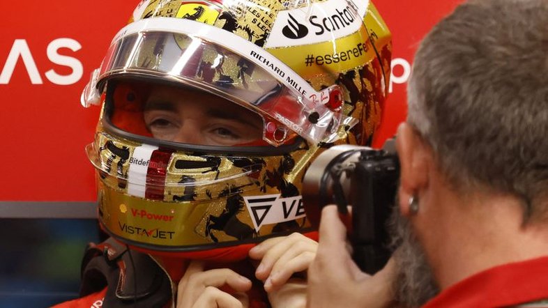 Leclerc coloca Ferrari na pole position em Cingapura