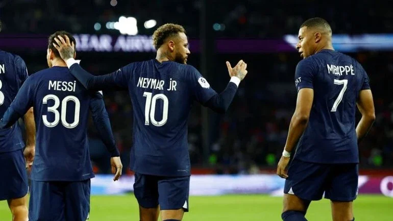 PSG mudou sistema para ter o melhor de Messi, Mbappé e Neymar, diz técnico