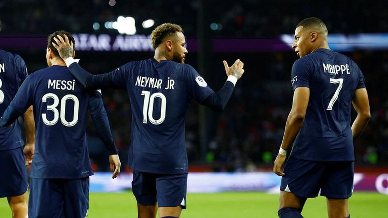 PSG mudou sistema para ter o melhor de Messi, Mbappé e Neymar, diz técnico