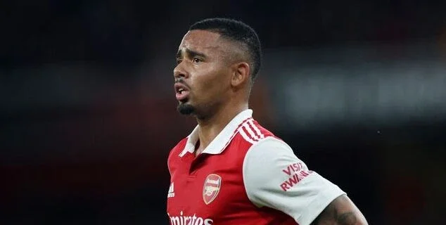 Arsenal perde para o Brighton e deixa caminho aberto para o líder City, que vence o Everton