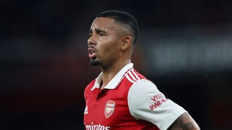 Arsenal perde para o Brighton e deixa caminho aberto para o líder City, que vence o Everton