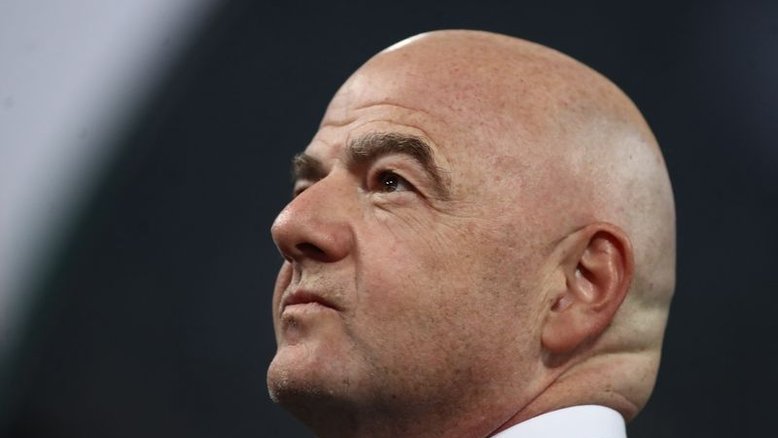 Presidente da Fifa é criticado por abandonar Copa do Mundo feminina para ir ao Taiti