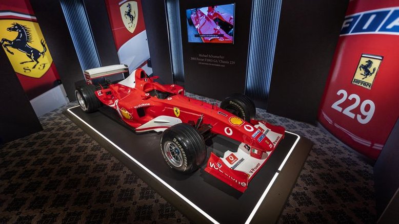 Ferrari usada por Michael Schumacher em vitórias é leiloada em Genebra