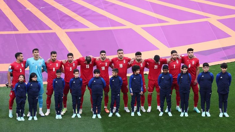 Seleção do Irã se recusa a cantar hino nacional na Copa do Mundo e apoia protestos