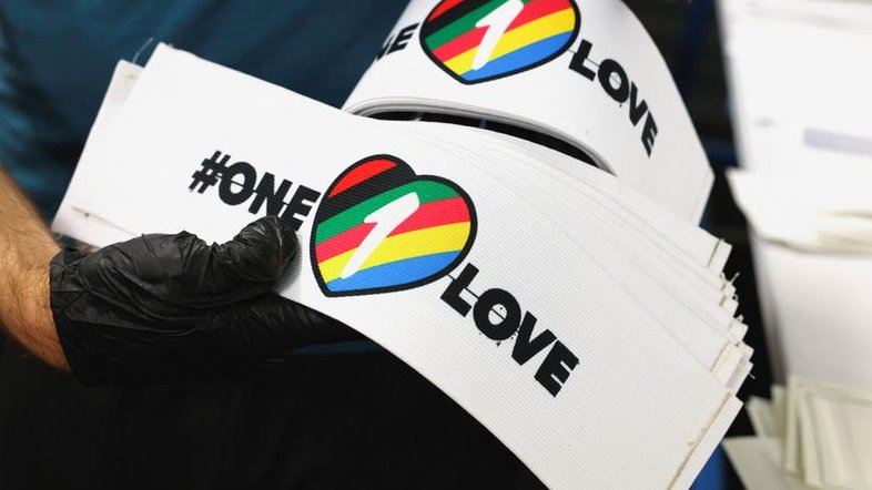 Braçadeiras "OneLove" esgotam após proibição na Copa do Mundo