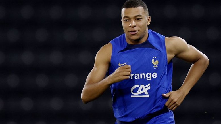 Mbappé tem que entender que Messi e Neymar são maiores que ele, diz Daniel Alves
