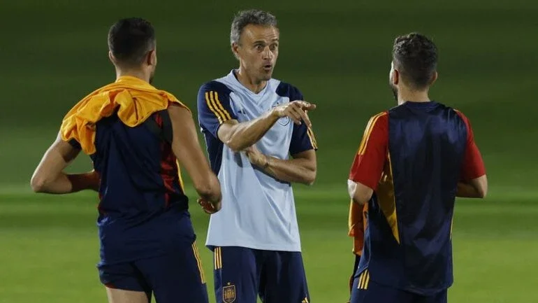 Mestres alemães do passe colocarão à prova jogo de posse da Espanha, diz Luis Enrique