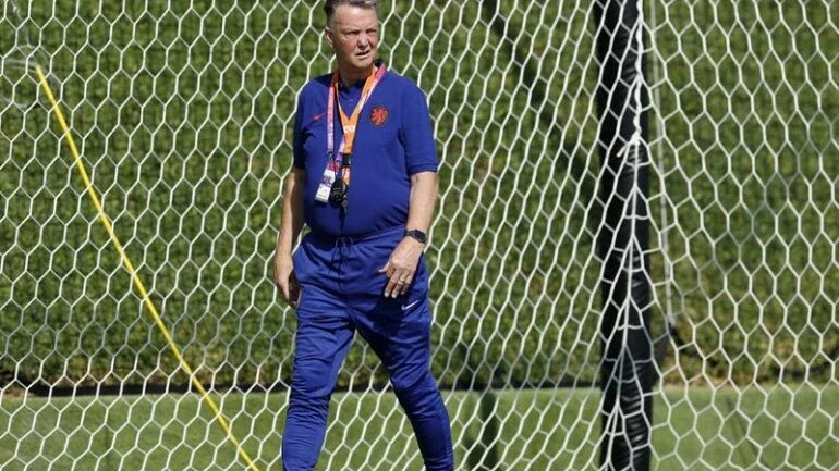 Van Gaal diz que "não correrá riscos" com Depay em duelo contra Catar