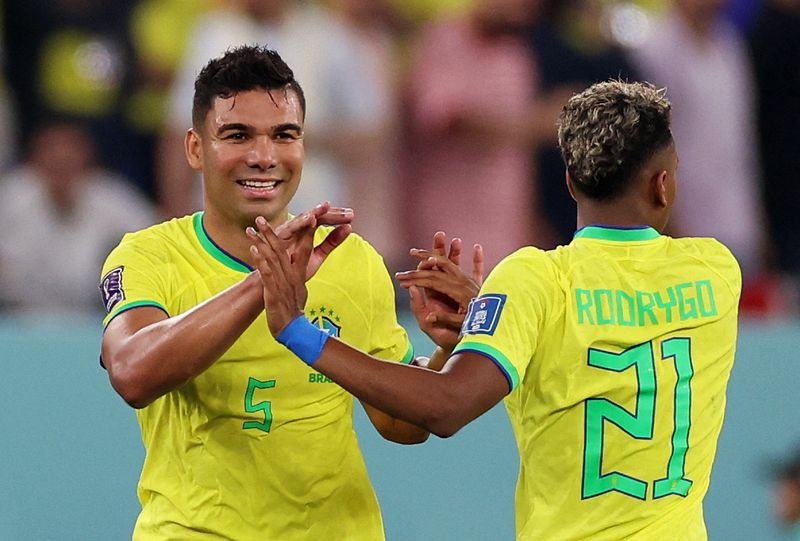 Com gol de Casemiro, Brasil vence e passa para as oitavas da Copa