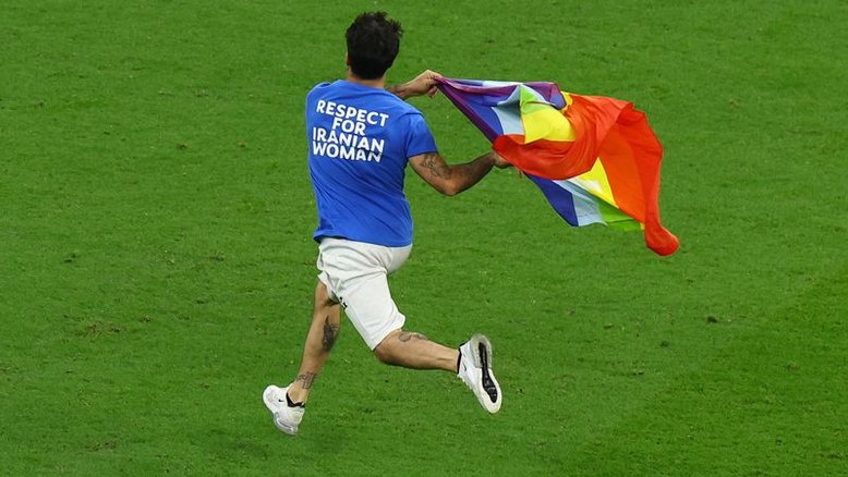 Manifestante invade campo com bandeira LGBT durante partida Portugal x Uruguai