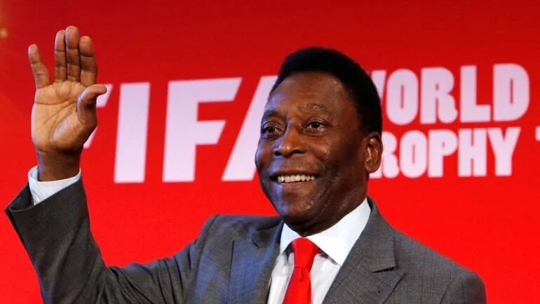 Pelé foi internado para reavaliar tratamento e está em condição estável, diz boletim médico