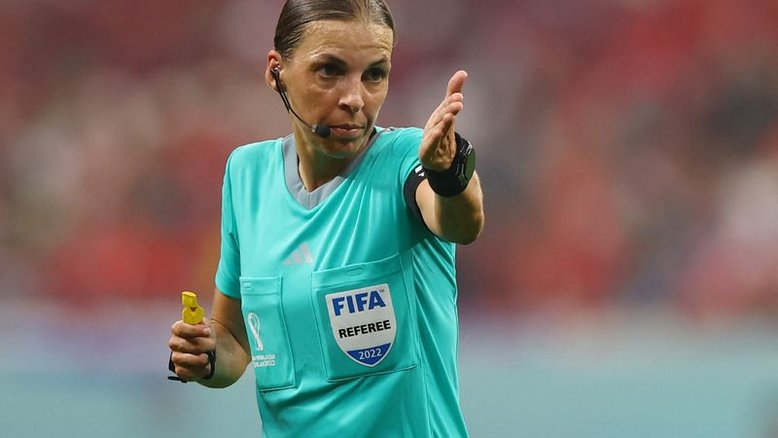 Stephanie Frappart completa jornada como primeira árbitra em Copa do Mundo