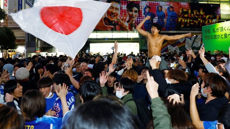 Japoneses vão às lágrimas após vitória emocionante sobre a Espanha na Copa