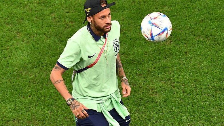 Neymar treina com bola
