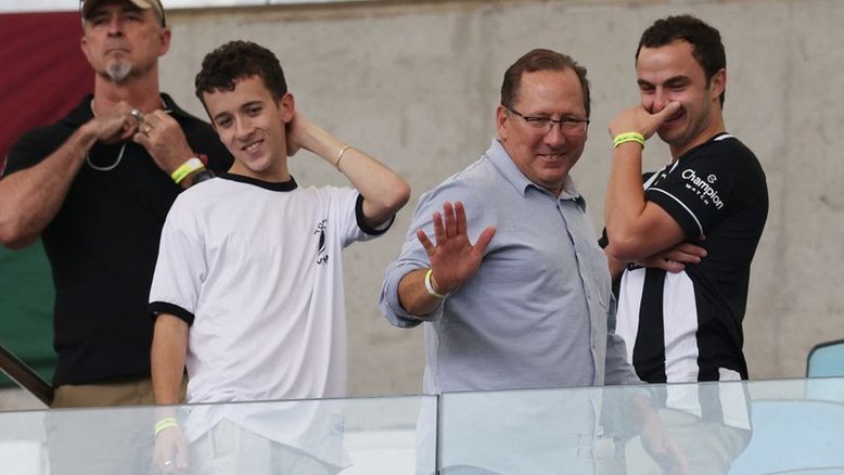 Lyon dá a John Textor prazo até quarta-feira para finalizar compra do clube