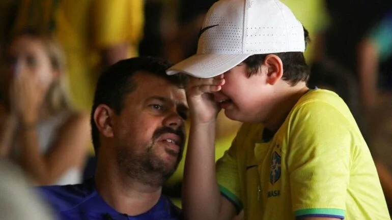 "Maldição das quartas": torcida do Brasil lamenta e reclama de mais uma eliminação na Copa
