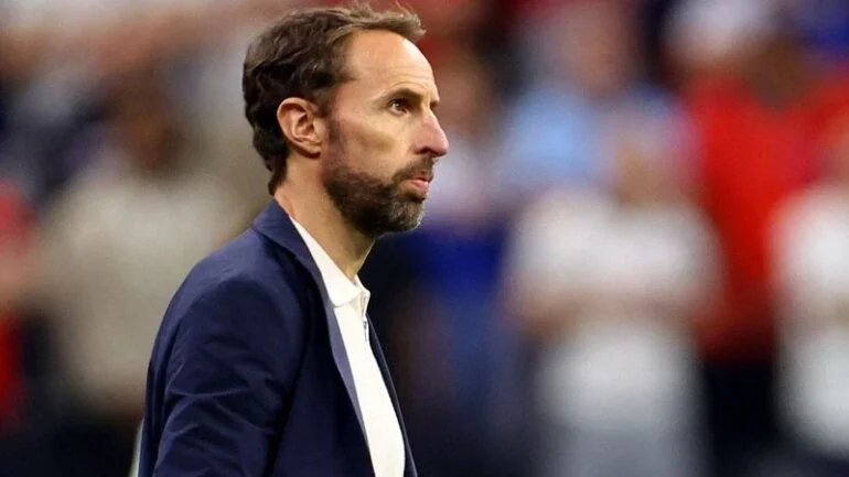 Southgate não vai deixar emoções decidirem futuro na Inglaterra após eliminação