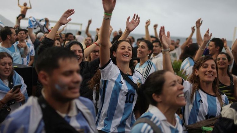 Adidas relata demanda "extraordinária" por camisas da Argentina