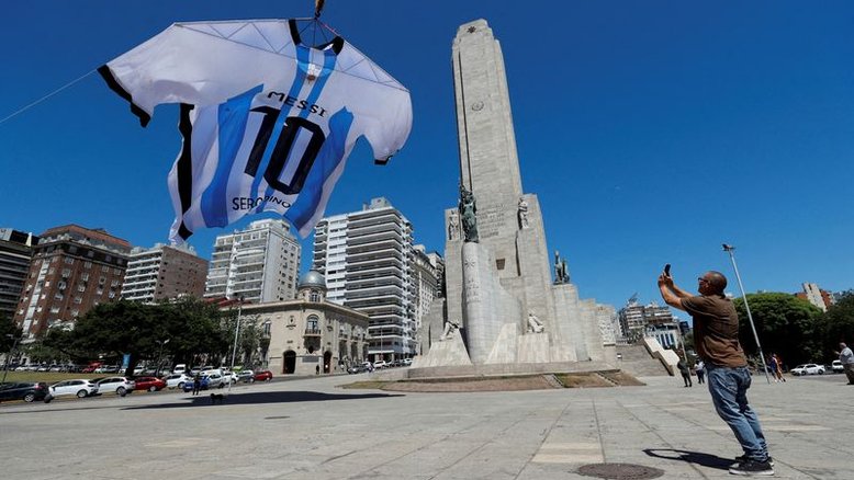 Cidade natal de Messi exibe camisa gigante à espera da final da Copa do Mundo