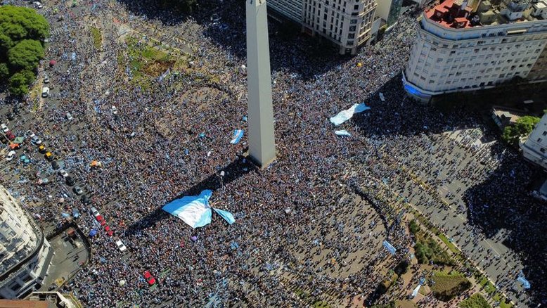 Argentinos tomam ruas para celebrar conquista da Copa do Mundo e exaltam time campeão