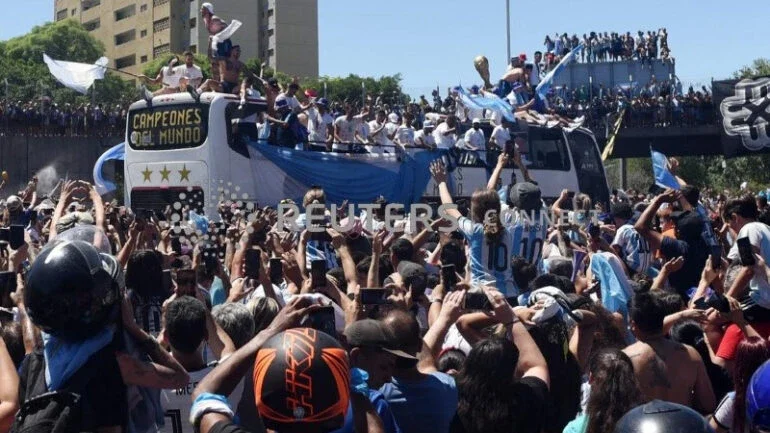 Milhões de argentinos lotam ruas para festejar campeões do mundo e jogadores são retirados de helicóptero