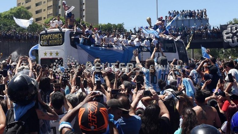 Milhões de argentinos lotam ruas para festejar campeões do mundo e jogadores são retirados de helicóptero