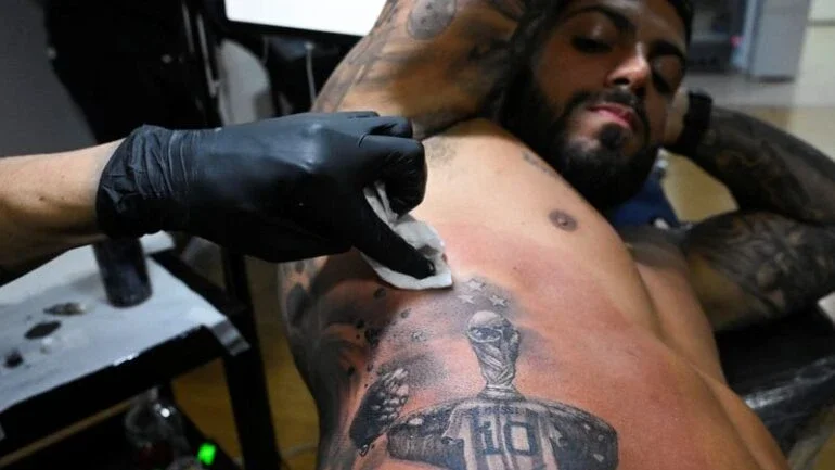 Argentinos lotam estúdios de tatuagens para registrar Messi na pele após título mundial